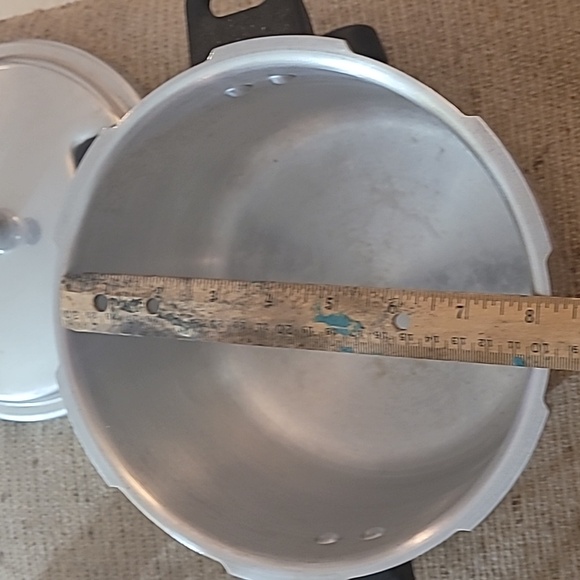 IMUSA Stovetop Aluminum Pressure Cooker - Picture 11 of 12